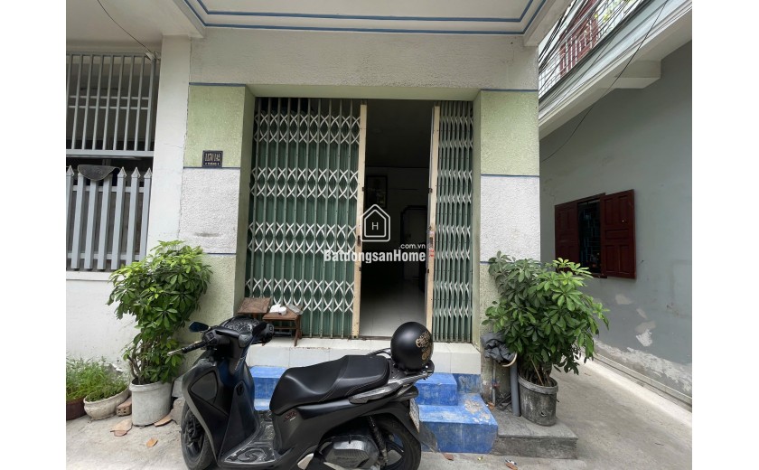nhà 1 trệt , 1 lầu góc 2 mặt tiền gân chợ , trường , bệnh viện . cách biển 1km . diện tích 28 m2 giá 2 tỷ 100